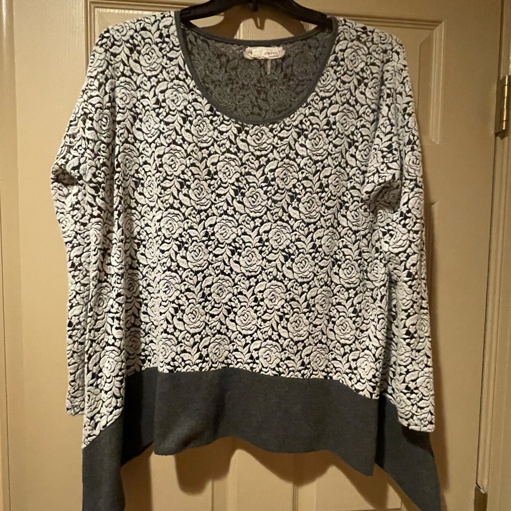 A'Reve Gray Floral Lace Detail Long Sleeve‎ Top w/Asymmetrical Hem, Size Large